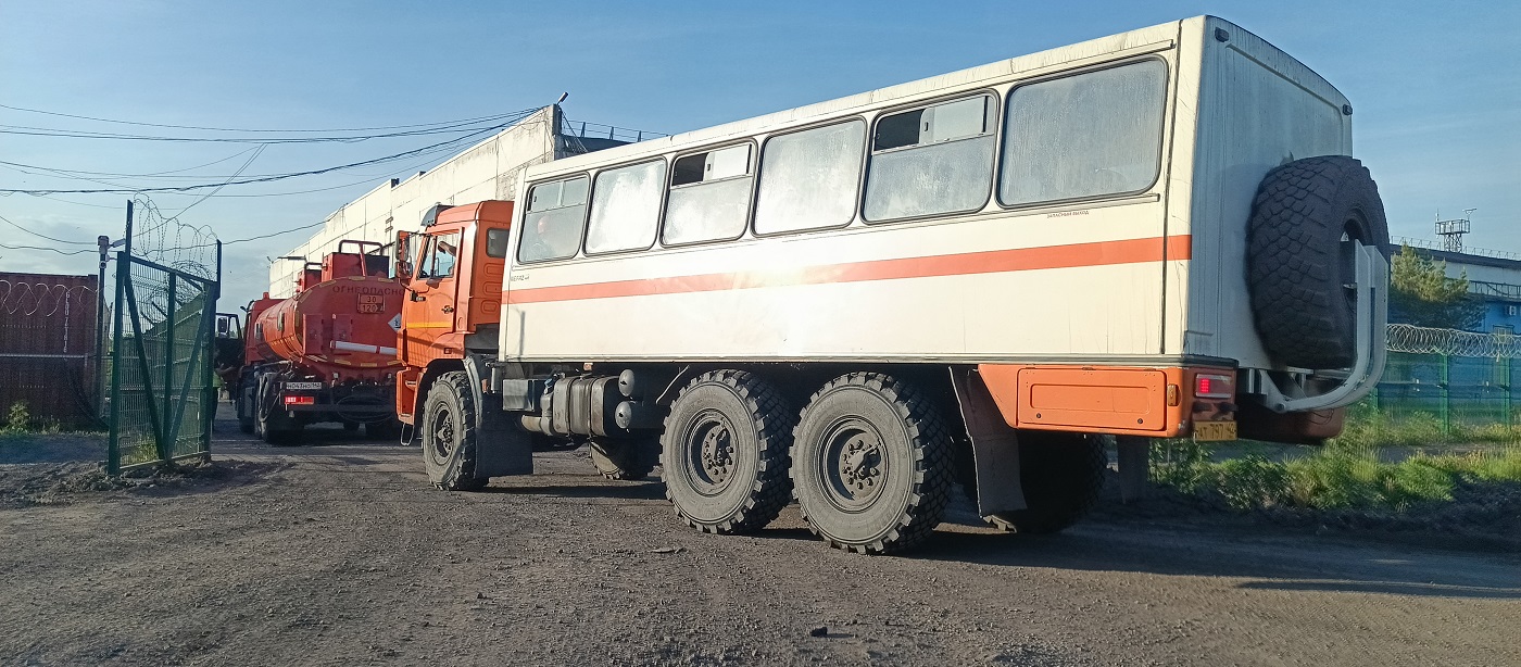 Вахтовые перевозки сотрудников автобусами и спецтехникой в Тюменской области