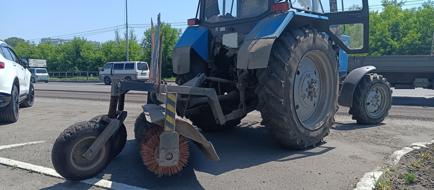 Услуги трактора с щеткой МТЗ в Тюменской области